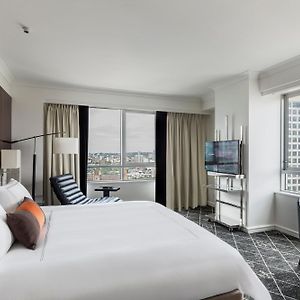 Eck-Zimmer mit Kingsize-Bett